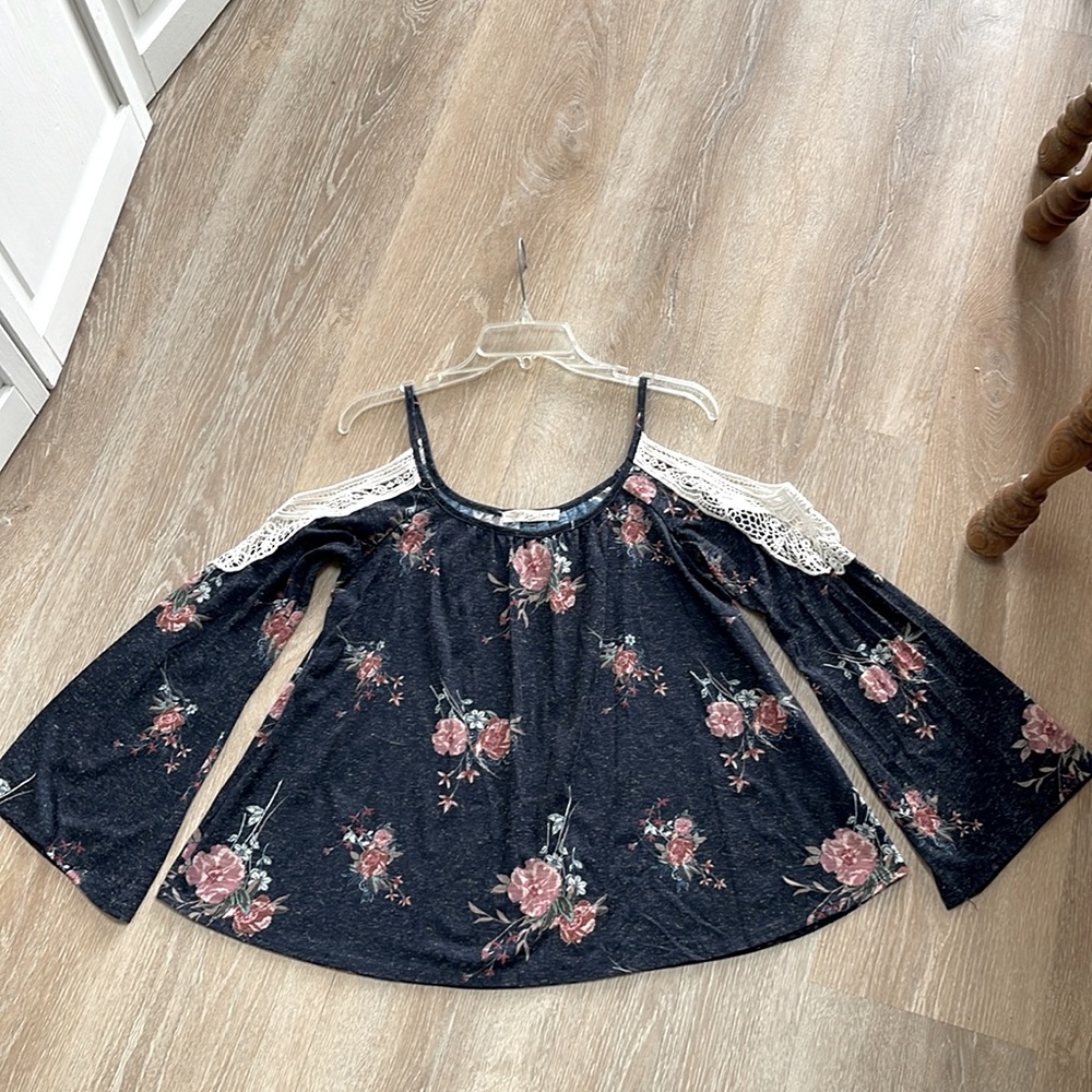 Women’s Open Shoulder Vintage Look Top